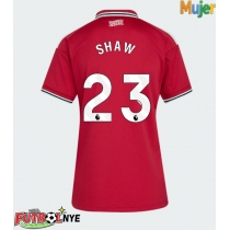 Camiseta Manchester United Luke Shaw #23 Primera Equipación para mujer 2026-27 manga corta